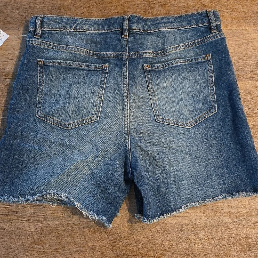 GAP-Shorty Shorts- Girls  Jean Shorts Medium Blue Frayed Hem. Size 18 Plus. NWT!